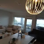 Penthouse-tasokas Moderni Kaupunki Huipulla -iso Jacuzzi Omalla Kattoterassilla - Aurinkotuolit Ja Aurinko Odottaa Sinua - Huikea Maisema- - 10 Hloe - Free Parking Апартаменты *