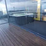 Penthouse-tasokas Moderni Kaupunki Huipulla -iso Jacuzzi Omalla Kattoterassilla - Aurinkotuolit Ja Aurinko Odottaa Sinua - Huikea Maisema- - 10 Hloe - Free Parking *