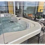 Penthouse-tasokas Moderni Kaupunki Huipulla -iso Jacuzzi Omalla Kattoterassilla - Aurinkotuolit Ja Aurinko Odottaa Sinua - Huikea Maisema- - 10 Hloe - Free Parking * 탐페레