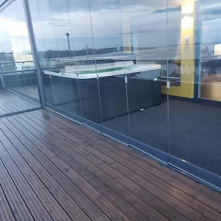 Penthouse-tasokas Moderni Kaupunki Huipulla -iso Jacuzzi Omalla Kattoterassilla - Aurinkotuolit Ja Aurinko Odottaa Sinua - Huikea Maisema- - 10 Hloe - Free Parking *