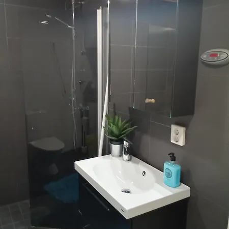 Апартаменты Penthouse-tasokas Moderni Kaupunki Huipulla -iso Jacuzzi Omalla Kattoterassilla - Aurinkotuolit Ja Aurinko Odottaa Sinua - Huikea Maisema- - 10 Hloe - Free Parking