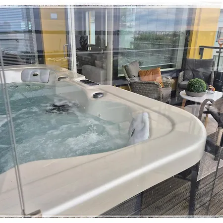 Penthouse-tasokas Moderni Kaupunki Huipulla -iso Jacuzzi Omalla Kattoterassilla - Aurinkotuolit Ja Aurinko Odottaa Sinua - Huikea Maisema- - 10 Hloe - Free Parking * Тампере