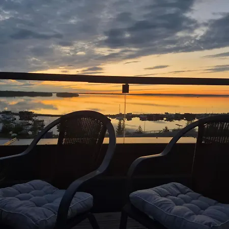 Penthouse-tasokas Moderni Kaupunki Huipulla -iso Jacuzzi Omalla Kattoterassilla - Aurinkotuolit Ja Aurinko Odottaa Sinua - Huikea Maisema- - 10 Hloe - Free Parking Апартаменты *