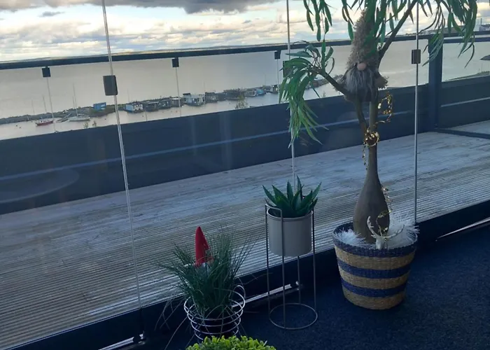 Апартаменты Penthouse-tasokas Moderni Kaupunki Huipulla -iso Jacuzzi Omalla Kattoterassilla - Aurinkotuolit Ja Aurinko Odottaa Sinua - Huikea Maisema- - 10 Hloe - Free Parking *