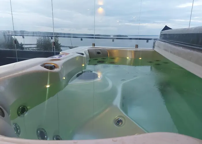 Апартаменты Penthouse-tasokas Moderni Kaupunki Huipulla -iso Jacuzzi Omalla Kattoterassilla - Aurinkotuolit Ja Aurinko Odottaa Sinua - Huikea Maisema- - 10 Hloe - Free Parking