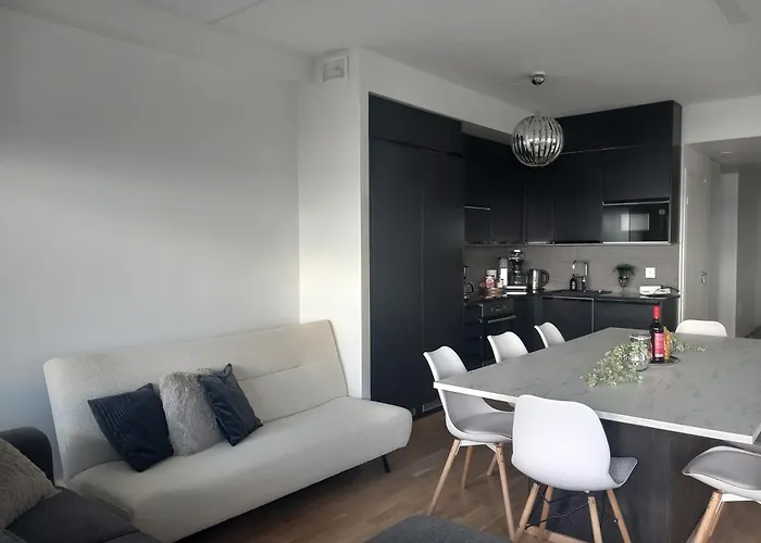 Penthouse-tasokas Moderni Kaupunki Huipulla -iso Jacuzzi Omalla Kattoterassilla - Aurinkotuolit Ja Aurinko Odottaa Sinua - Huikea Maisema- - 10 Hloe - Free Parking Апартаменты *